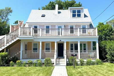 Image de New! Ptown Pearl–Rare Gem w/ Porch + Deck, Parking + Prime Local, 2br/Ac/Grill