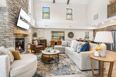 Image de Next-Level Vacation Getaway | King Suites, Hot Tub, Fire Pit, Free Show Tickets!