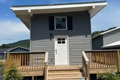 Image de Tranquil Tiny House by the Brook – Your Mountain Escape Awaits