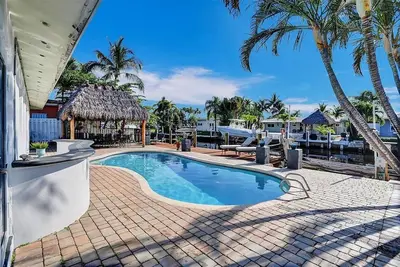 Image de Sun-Soaked Retreat with Pool in Pompano Beach