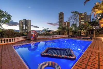 Image de Wellness: Pool, Fire Pit, Bar, Sauna, 24 hours Secruity, Gym & Views