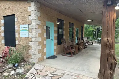 Image de Crystal Clear Frio River - Private Waterfront House - Room for the Family