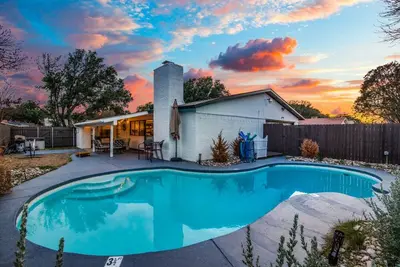 Image de Jacuzzi & Pool House w/Game Room + Fire table near Grandscape