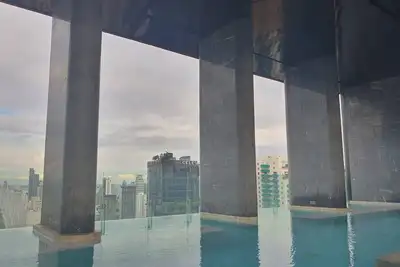 Image de walk 1 min Mrt Bts Infinity Pool terminal 21 coworking gym Safe Low Floor Dryer