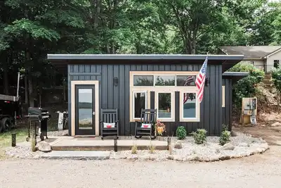 Image de Modern Twin Cabin on Lake Charlevoix, Boat Rentals