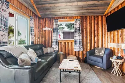 Image de Rustic Twin Cabin on Lake Charlevoix, Boat Rentals
