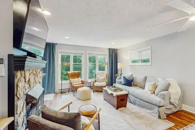 Image de Upscale Retreat with 2 en suite King Bedrooms, WiFi, Ac, Fireplace, easy escape