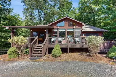 Image de Charming cabin escape with mountain views hot tub and fire pit