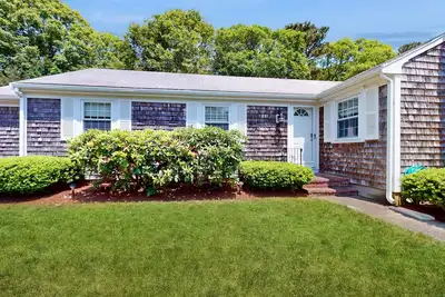 Image de Charming coastal home near pond with sunroom, open layout, yard & Ac