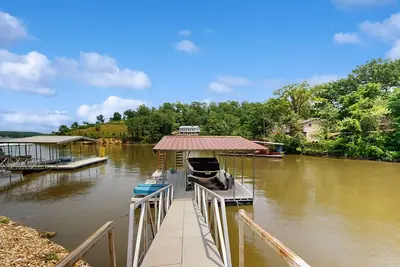 Image de Lakefront home with 2 living rooms, 2 decks, grill, dock, foosball & w/d