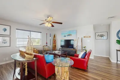 Image de Vibrant bay front home with fenced yard & large decks - steps to sand & fishing