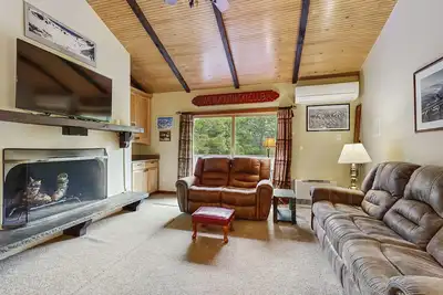 Image de Centrally located cozy condo: near skiing, hiking, shopping & Storyland