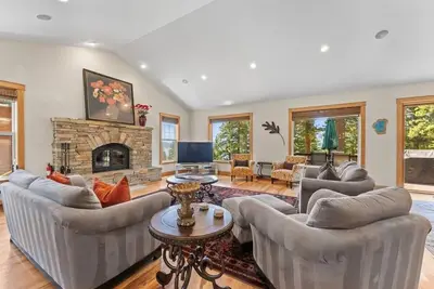 Image de Wooded Escape in Tahoe Vista | Private Hot Tub