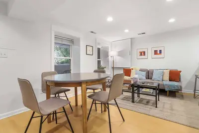 Image de Sojourn Cap. Hill Bliss w/ Sunroom & Front Patio