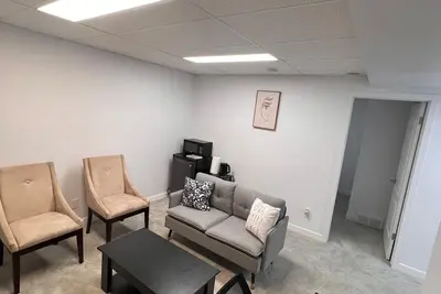 Image de Well Furnished Cozy 1 Bedroom Basement Suite with Private Entrance