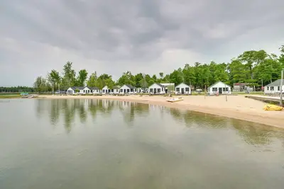 Image de Cabin 8 on Lake Huron in Les Cheneaux Islands!