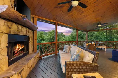 Image de Ez Come Ez Geaux - Stunning Mtn Views - Hot Tub