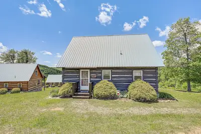 Image de 2 Mi to Mabry Mill: Mtn-View Cabin w/ Porch!