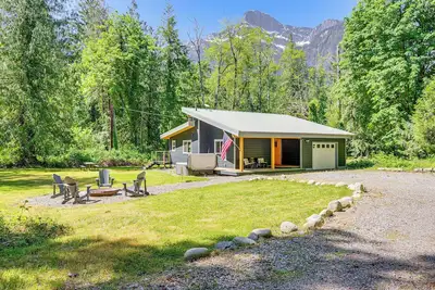 Image de Deck, Hot Tub & Views: Sleek Getaway in Index!