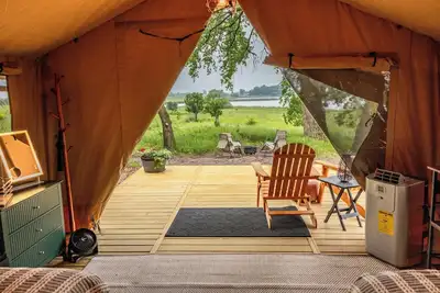 Image de Glamp and Uncork at Painted Prairie Vineyard