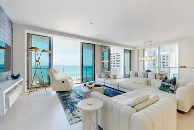 Image de Stunning Singer Island Beachfront condo with luxury resort amenities, pool, gym