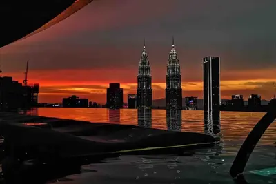 Image de Eaton Residences Klcc SkyPool Sunset