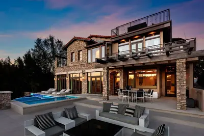 Image de Beverly Hills Estate w/ Pool, Views & Rooftop Deck | Casa Saramnaya by AvantStay