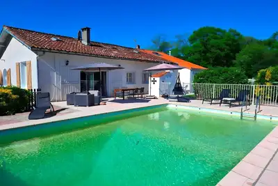 Image de Villa à St Denis avec Piscine et Vue Pyrénées