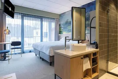 Image de Modern Room Ideal for Exploration of Batavia Fashion Outlet - 3 Units