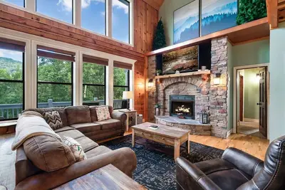 Image de Expansive Cabin with Hot Tub, Theatre Room, Pool and Foosball Table, Fireplace and Indoor Treehouse!