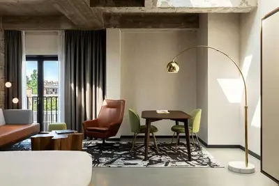 Image de Comfortable Room with City Views – Steps to Historic Sites - 4 Units