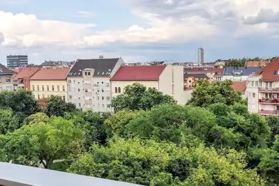 Image de Huge sunny apartament in the heart of Budapest with view and and green park.