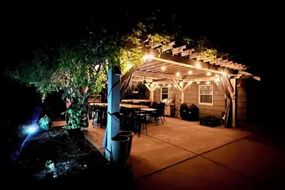 Image de Views! Farmhouse-Gated-Wineries-Rogue X