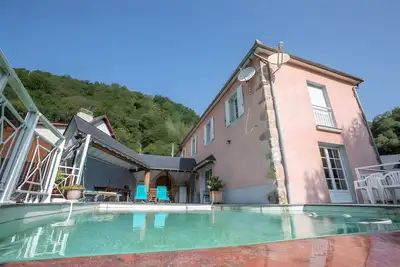 Image de Maison de vacances 'Ainerak' avec vue sur les montagnes, piscine privée et Wi-Fi