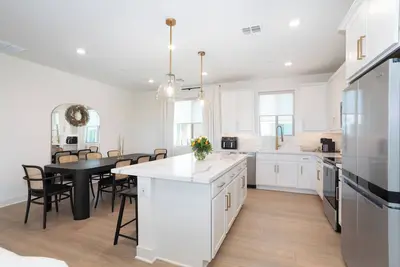 Image de Discover Desert Luxury: Stunning 2-Bedroom, 2-Bath Condo, Pool, Dog Park & More