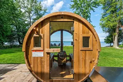 Image de Sunset Cove| Lakefront | Sauna | Hot Tub