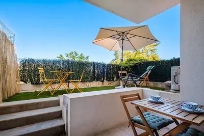 Image de Studio 'Résidence Les Bastides' avec vue sur la montagne, piscine partagée et climatisation