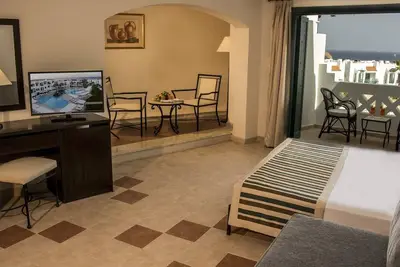 Image de 2 Rooms with Outdoor Pool Access at Vibrant Location - Ideal for Families