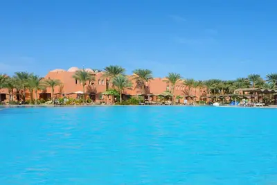 Image de 4 Tranquil Rooms with Balcony and Pool & Direct Access to Private Sandy Beach