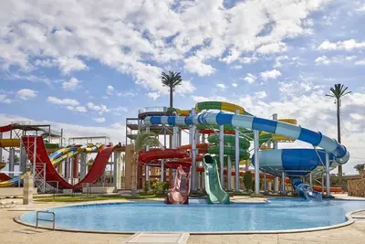 Image de 4 Relaxing Rooms with Outdoor Pools Escape Close to Beach Attractions