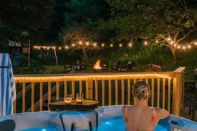 Image de Designer Forest Escape | Hot Tub • Firepit • Stars