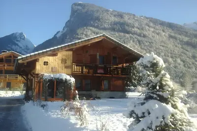 Image de Chalet '9 Adultes 4 Enfants' avec vue sur les montagnes, terrasse privée et Wi-Fi