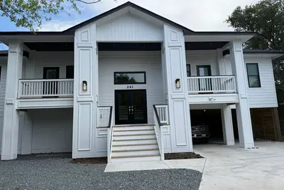 Image de Brand new! Family friendly, walk to beach, private pool, hot tub, and elevator