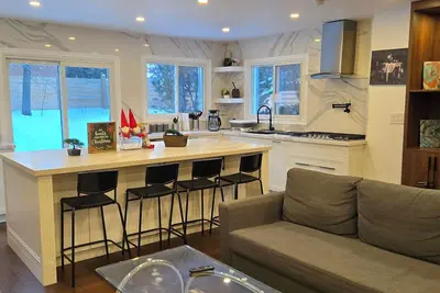 Image de Luxury Modern Home – Quiet Escape in Richmond Hill. Ideal for Groups & Families