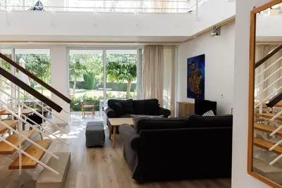 Image de Artistic 3-Bedroom Apartment in Limassol, by the Sea