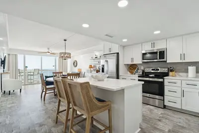 Image de Newly Renovated Oceanfront Oasis – Water’s Edge 902