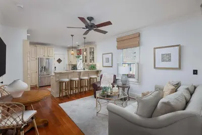 Image de Charming 3br Cottage + Garden, Walk to Downtown & Metra, Sleeps 6