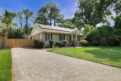 Image de Large Corner Lot Bungalow w/ Incredible Outdoor Space by Lucky Savannah