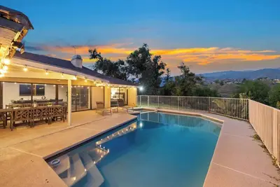Image de Mountaintop Pool Paradise - Mins to Nos Center