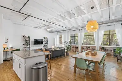 Image de Spacious Two Bedroom Loft in Central Midtown!